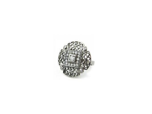 Anillo de oro blanco, plata y brillantes.