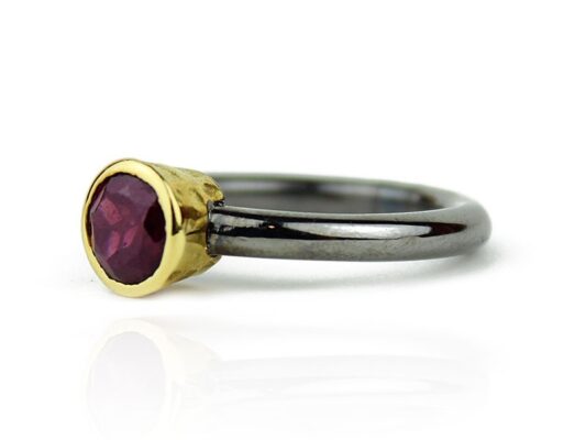 Silver and yellow gold ring with garnet.