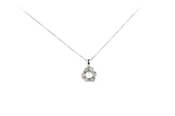 Colgante de oro blanco con 6 brillantes.