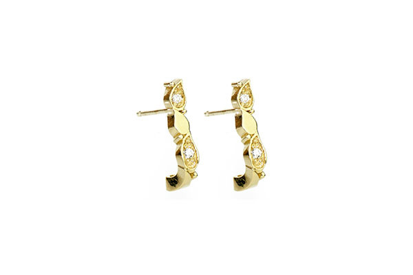 Pendiente en forma de criolla de oro amarillo y brillantes blancos.
