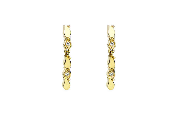 Pendientes largos en oro amarillo y brillantes blancos.