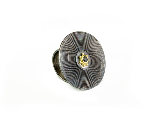 Anell plata rovellat amb centre en or groc 750mm i Diamant negre talla brillant.