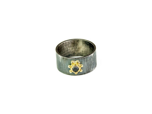 Anell plata rovellat oxidada amb centre en or groc de 750mm i Diamant negre talla brillant.