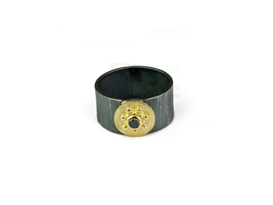Anell plata rovellada, textura ratllat amb centre en or groc de 750mm i Diamant negre talla brillant.