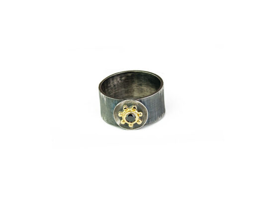 Anell plata rovellada, textura ratllada, amb centre en or groc de 750mm i Diamant negre talla brillant.