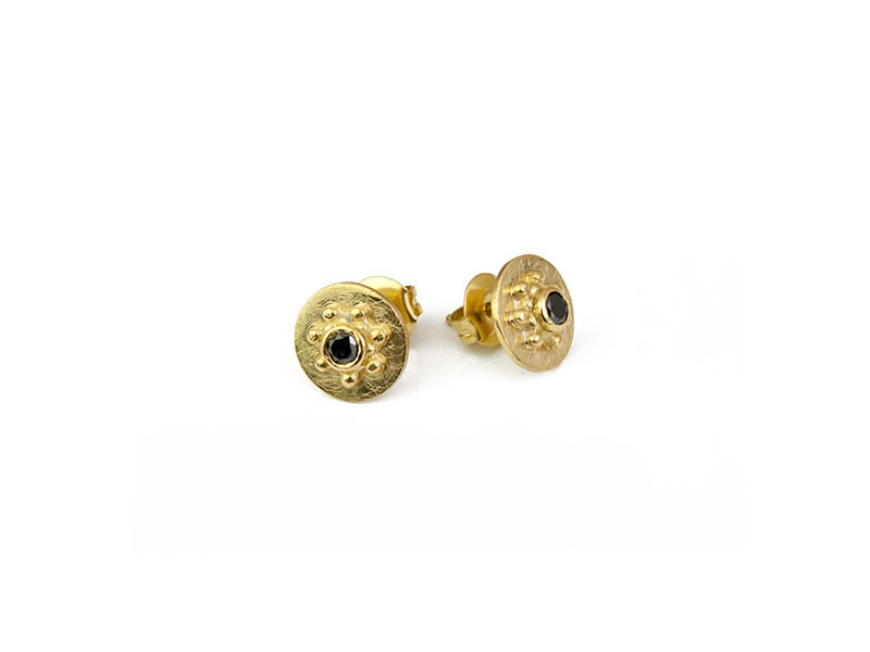 Matte yellow gold earrings with brilliant-cut black diamonds. Matte yellow gold earrings with brilliant-cut black diamonds.