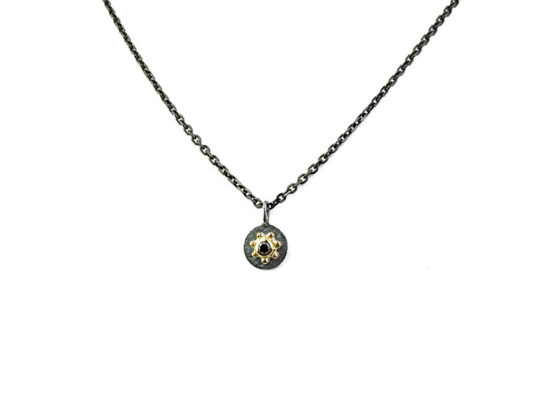 Penjoll plata rovellada mat amb centre d'or groc.