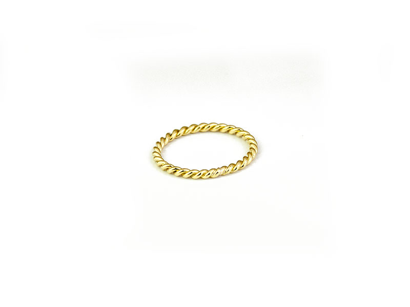 750 mm yellow gold ring. Braided thread. 750 mm yellow gold ring. Braided thread.