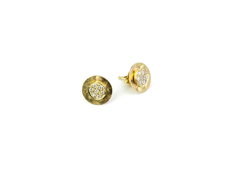Matte yellow gold earrings with a wavy bezel and a round center pavé of white diamonds. Push-button closure. Matte yellow gold earrings with a wavy bezel and a round center pavé of white diamonds. Push-button closure.