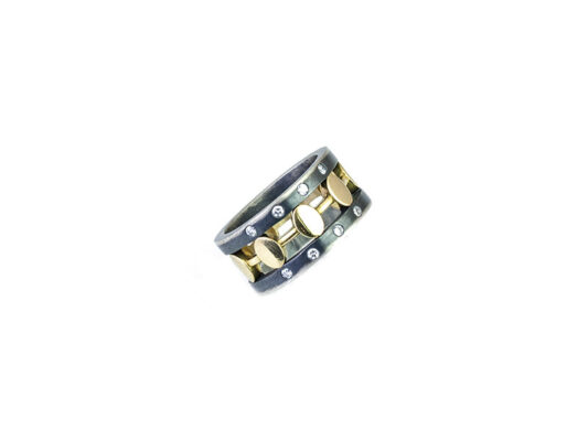 Anillo de plata satinada con oro amarillo y brillantes