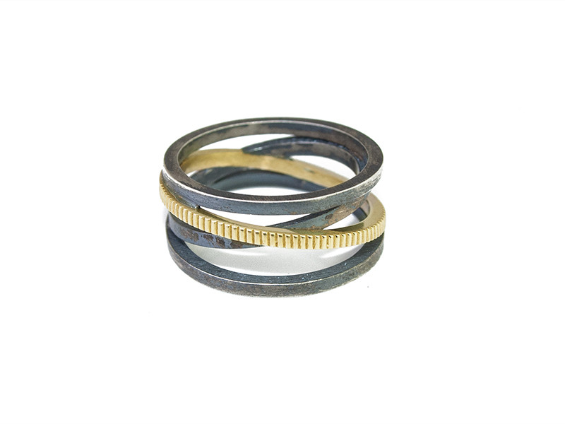 Anillo plata 925mm oxidada y satinada con una tira en oro amarillo de 750mm. Anillo plata 925mm oxidada y satinada con una tira en oro amarillo de 750mm.