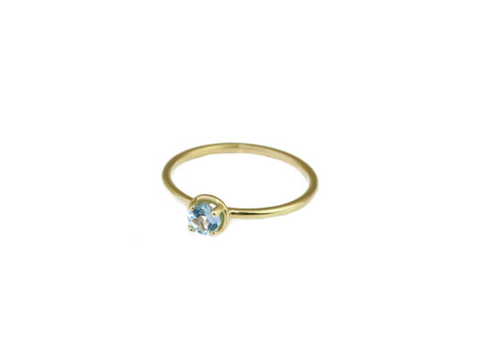 Anell or groc amb topazi blau natural de 4mm de diàmetre.