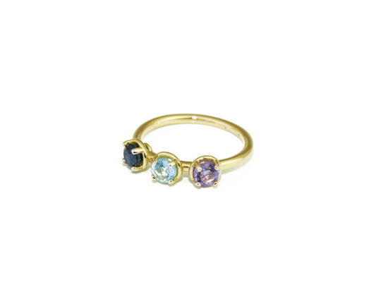 Anell d'or 750mm amb tres pedres naturals, safir blau, topazi blau i ametista de 4mm de diàmetre.