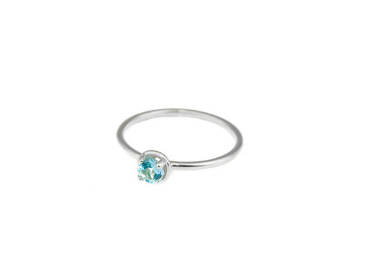 Anell or blanc de 750mm amb topazi blau natural. Grapes sobre base.