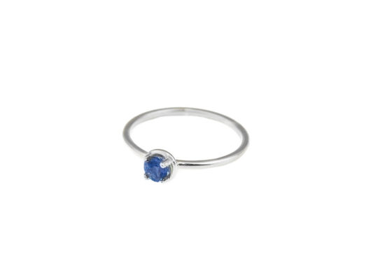 Anell or blanc de 750mm amb Safir Blau Natural. Grapes sobre base.