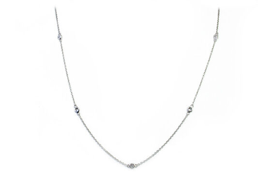 Collar oro blanco y 5 brillantes.