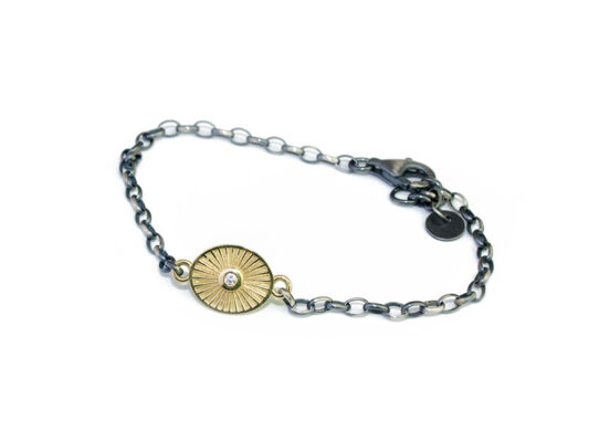 Pulsera oro amarillo con brillante y cadena de plata.
