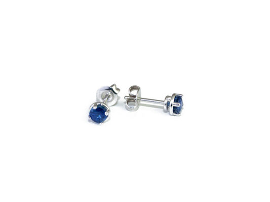 White gold earrings with natural blue sapphire.