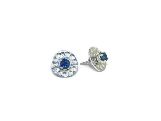 Earrings in white gold, with natural blue sapphire and loose plates in rhodium-plated silver finished in hammered.
