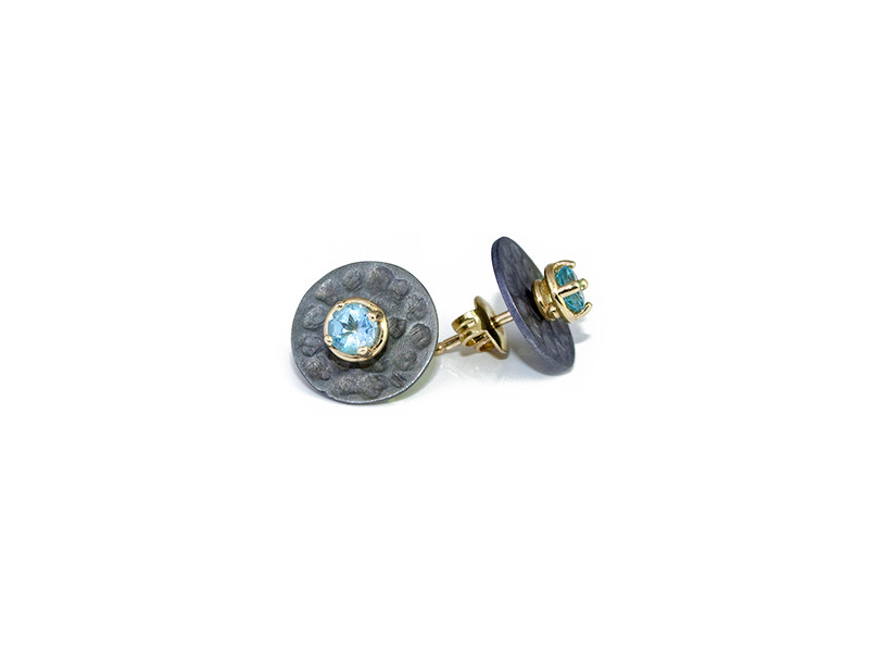 Yellow gold earrings with natural blue topaz and loose plates in oxidized and satin silver, finished in hammered gold. Yellow gold earrings with natural blue topaz and loose plates in oxidized and satin silver, finished in hammered gold.
