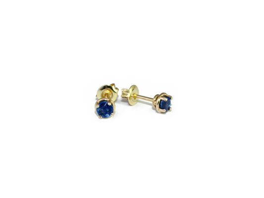 Arracades en or groc amb safir blau natural.
