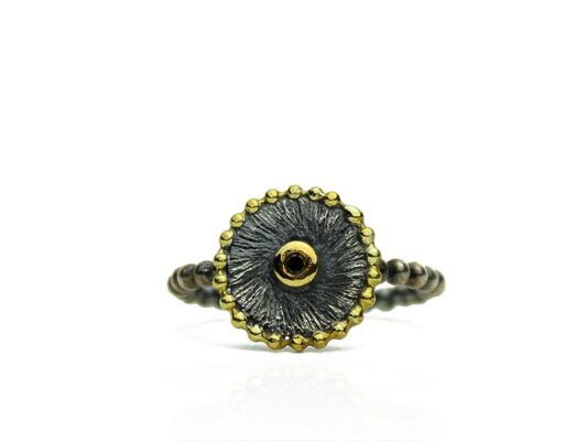 Anell de plata i or amb brillant negre.