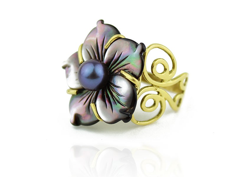 Yellow gold ring, mother-of-pearl flower and grey pearl. Yellow gold ring, mother-of-pearl flower and grey pearl.
