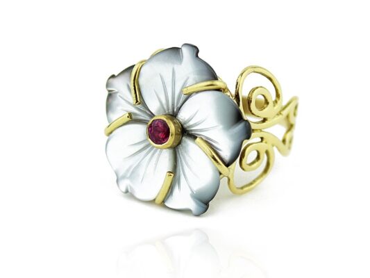 Anell d'or groc, flor de nacre i robí.