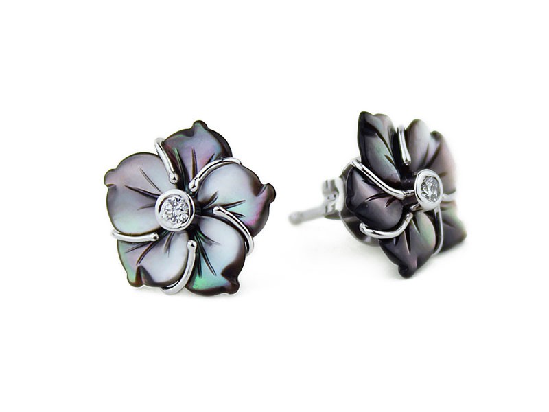 White gold earrings with mother-of-pearl flower and brilliant. White gold earrings with mother-of-pearl flower and brilliant.