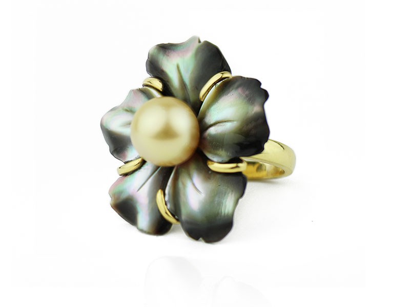 Yellow gold ring, grey mother-of-pearl flower, “Golden” Australian pearl. Yellow gold ring, grey mother-of-pearl flower, “Golden” Australian pearl.