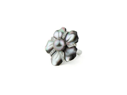 Anell d'or blanc, flor de nacre gris, perla Tahití i brillants.