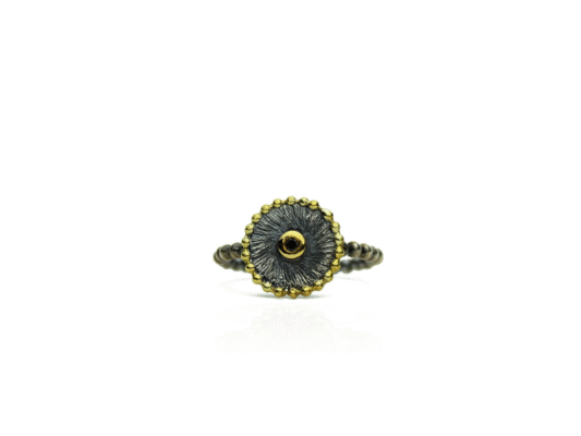 Anillo de plata y oro con brillante negro.