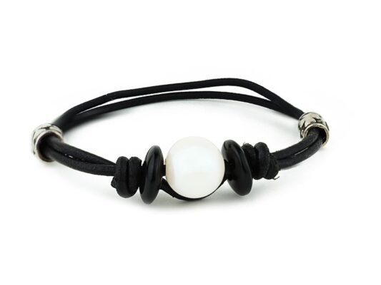 Leather bracelet with freshwater pearl, seeds and silver pieces.