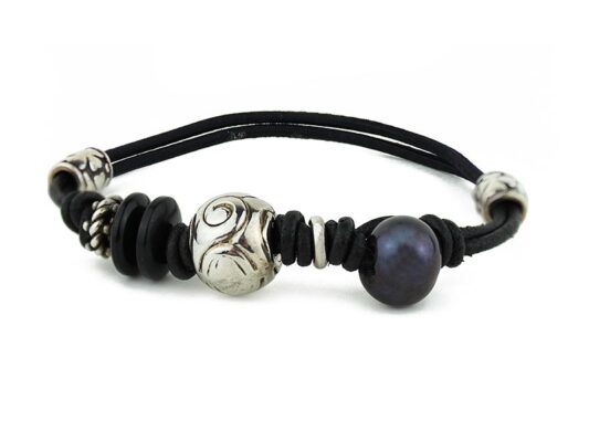 Leather bracelet with a gray freshwater pearl, seeds, and silver pieces.