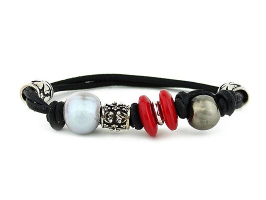 Leather bracelet with freshwater pearl, seeds and silver pieces.
