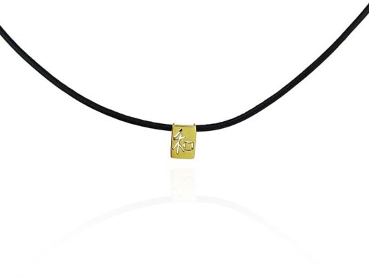 Collaret de pell amb penjoll d'or groc amb símbol de cal·ligrafia Kanji. “WA”