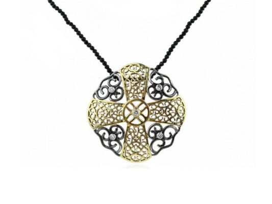Colgante de oro amarillo y brillantes blancos.