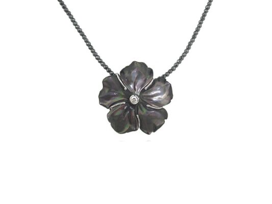 Penjoll d'or blanc amb flor de nacre gris i brillant.