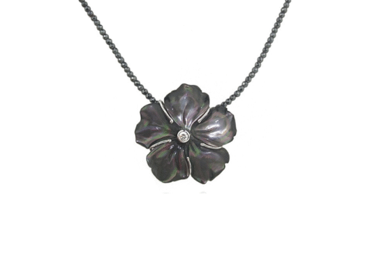 Mother-of-pearl flower pendant with gold and brilliant filaments.