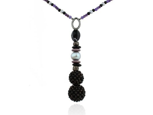Collar de amatistas, con colgante de piedras, piezas de plata, perlas, bola de semillas y discos de resina.