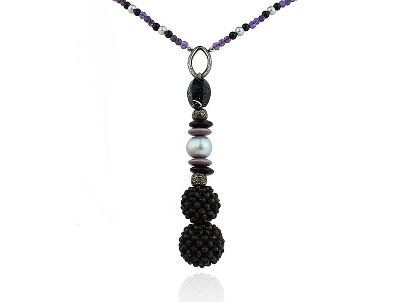 Collar de amatistas, con colgante de piedras, piezas de plata, perlas, bola de semillas y discos de resina. Collar de amatistas, con colgante de piedras, piezas de plata, perlas, bola de semillas y discos de resina.