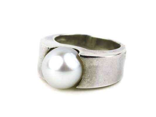 Silver ring with gray pearl.