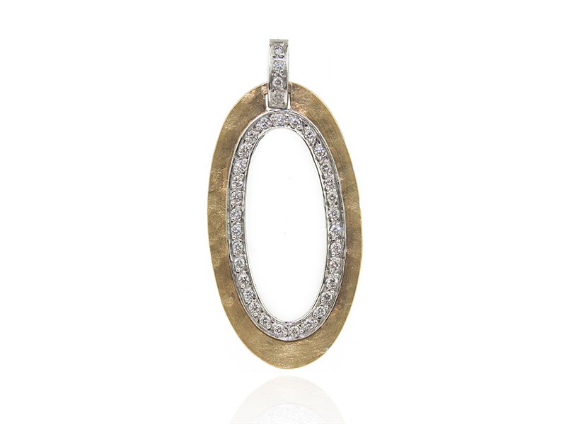 Colgante de oro forma oval con orla de brillantes Colgante de oro forma oval con orla de brillantes