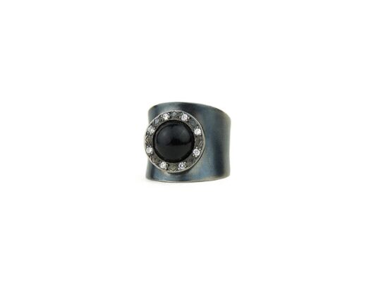 Anillo de plata, brillantes y ónix.