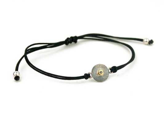 Polsera de cordó de seda amb planxa de plata, boca d'or i brillant negre.