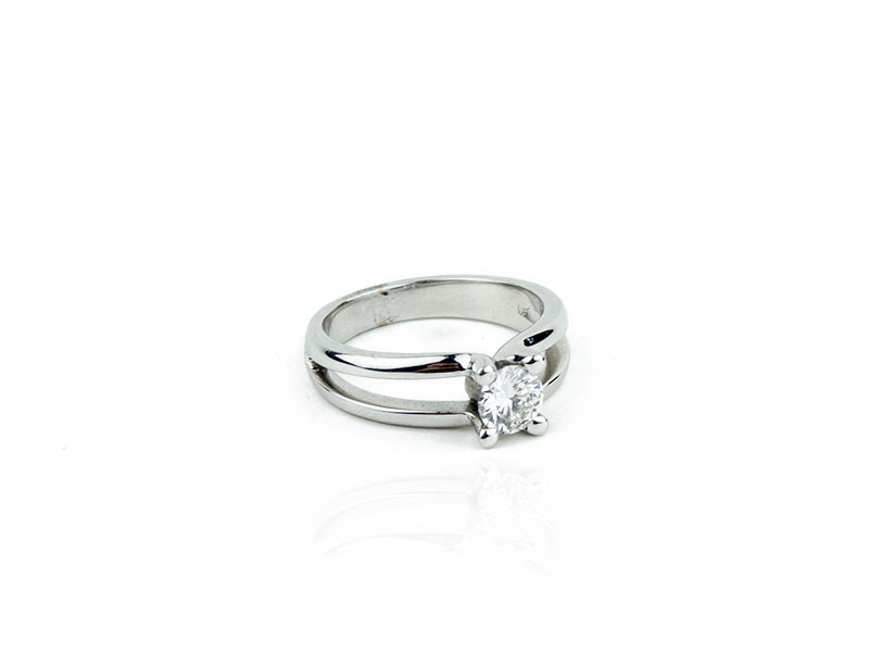 Anell or blanc amb diamant talla brillant. Anell or blanc amb diamant talla brillant.