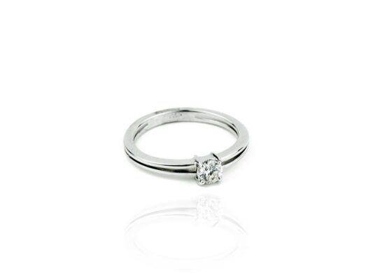 Anillo de oro blanco con diamante talla brillante.