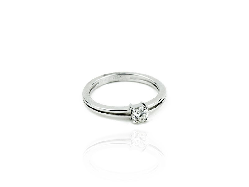 Anell d'or blanc amb diamant talla brillant. Anell d'or blanc amb diamant talla brillant.
