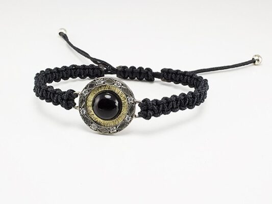 Macramé bracelet with a center of silver, yellow gold, white diamonds and onyx.