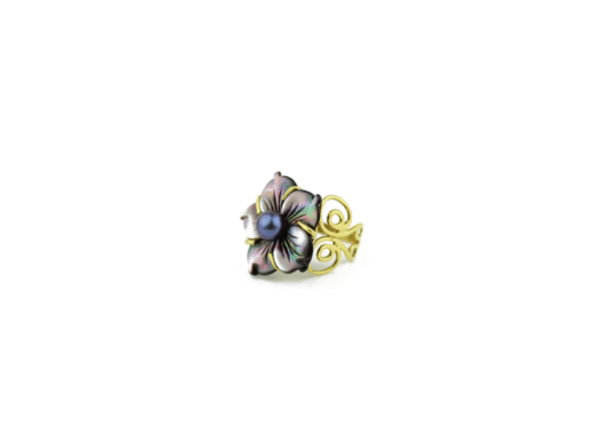 Yellow gold ring, mother-of-pearl flower and grey pearl.